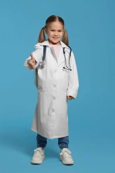 Meisje Medisch Uniform Tonen Duimen Omhoog Licht Blauwe Achtergrond — Stockfoto