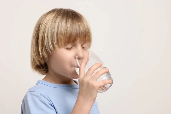 Lindo Niño Bebiendo Agua Fresca Vidrio Sobre Fondo Blanco Espacio — Foto de Stock