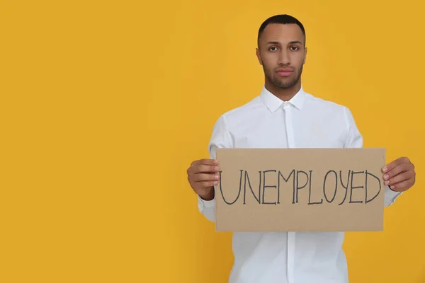 Молодий Чоловік Тримає Знак Словом Безробітний Жовтому Тлі Простір Тексту — стокове фото