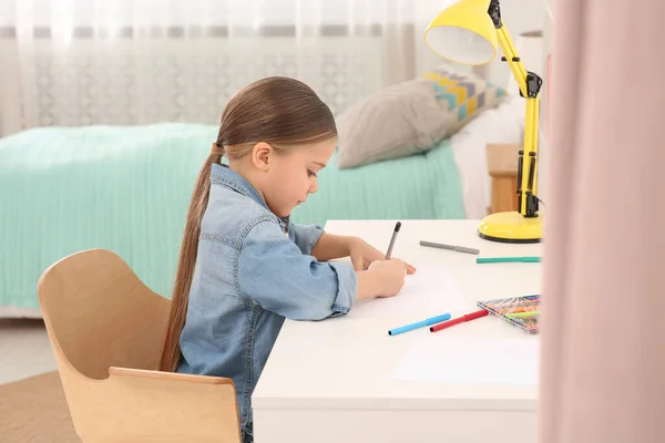Милая Маленькая Девочка Рисует Маркерами Столом Комнате Домашнее Рабочее Место — стоковое фото