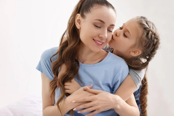 Linda Hija Besando Abrazando Madre Interior — Foto de Stock