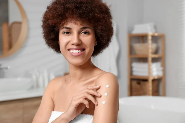 Mooie Jonge Vrouw Aanbrengen Lichaam Crème Arm Badkamer Ruimte Voor — Stockfoto
