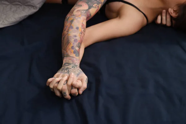 Vášnivý Mladý Pár Sex Posteli Detailní Záběr Ruce — Stock fotografie