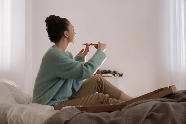 Mujer Con Pizza Viendo Película Través Proyector Vídeo Casa — Foto de Stock
