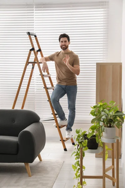Homem Mostrando Gesto Escada Madeira Casa — Fotografia de Stock