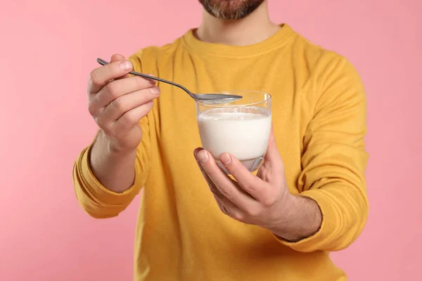 Man Med Läcker Yoghurt Och Sked Rosa Bakgrund Närbild — Stockfoto