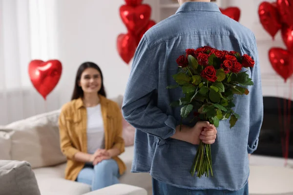 Άντρας Κρύβει Μπουκέτο Κόκκινα Τριαντάφυλλα Για Την Αγαπημένη Του Γυναίκα — Φωτογραφία Αρχείου