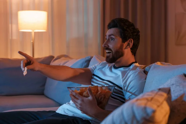 Man Eating Chips While Watching Sofa Night Bad Habit — 图库照片