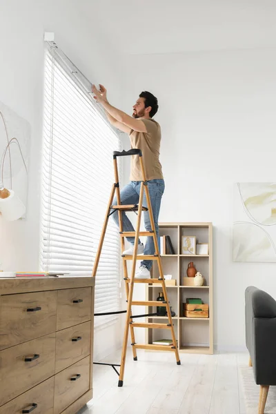 Homem Escada Dobrável Madeira Instalando Persianas Casa — Fotografia de Stock
