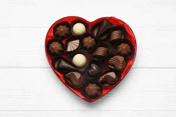 Herzförmige Schachtel Mit Leckeren Schokoladenbonbons Auf Weißem Holztisch Ansicht Von — Stockfoto