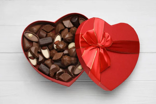 Caixa Forma Coração Com Deliciosos Doces Chocolate Mesa Madeira Branca — Fotografia de Stock