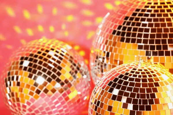 Många Glänsande Disco Bollar Rosa Bakgrund — Stockfoto