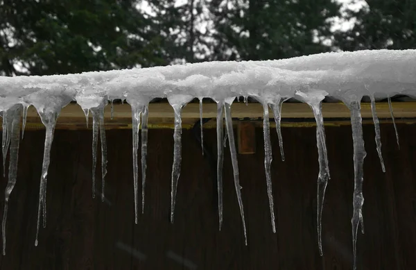 屋根につららがある家 冬の季節 — ストック写真