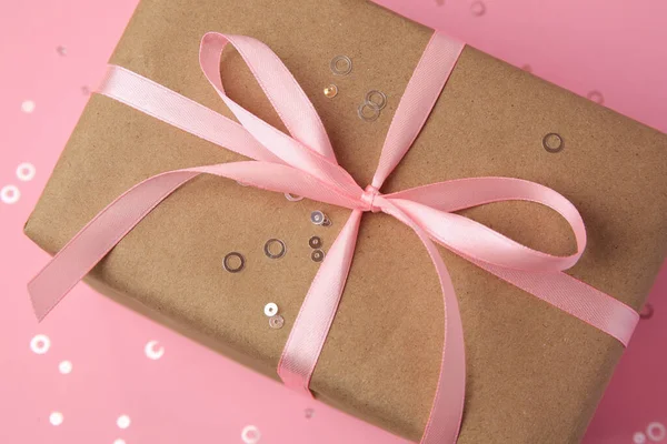 Belle Boîte Cadeau Avec Arc Confettis Sur Fond Rose Gros — Photo