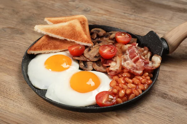 Sirve Sartén Con Huevos Fritos Champiñones Frijoles Tocino Tomates Pan — Foto de Stock
