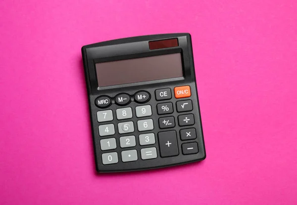 Calculator Roze Achtergrond Bovenaanzicht Kantooruitrusting — Stockfoto