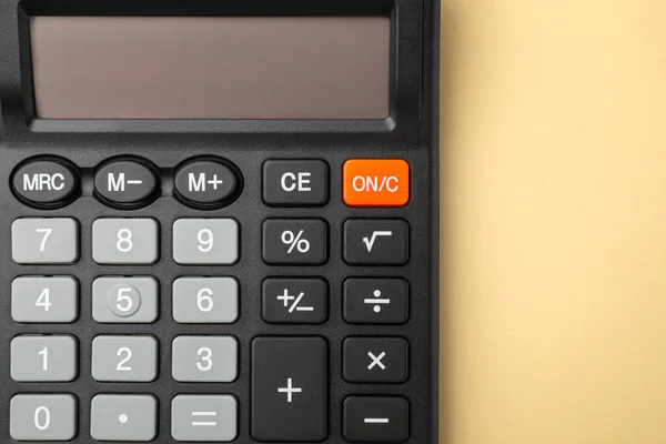 Kalkulator Beżowym Tle Widok Góry Urządzenia Biurowe — Zdjęcie stockowe
