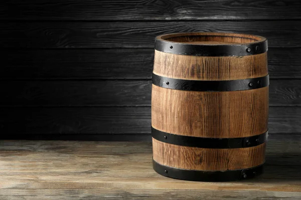 テーブルの上の木製の樽 テキストのためのスペース — ストック写真