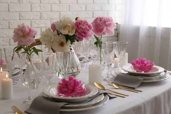 Apparecchiatura Elegante Tavolo Con Belle Peonie Sala Pranzo — Foto Stock