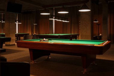 Kulüpte top ve ıstakalarla bilardo masaları