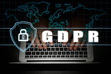 Genel Data Koruma Yönetmeliği. Siyah arka planda dizüstü bilgisayarla çalışan adam, yakın plan. GDPR kısaltması, asma kilitli kalkan ve dünya haritası