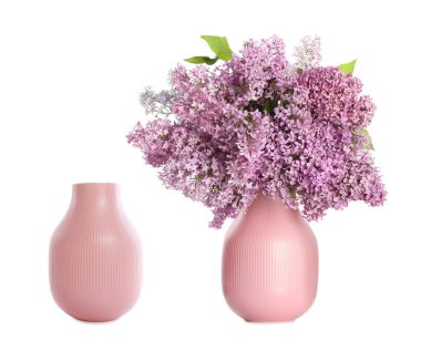 Çiçek açan güzel leylak dallarıyla dolu şık bir vazo ve beyaz arka planda boş bir vazo. Kolaj tasarımı