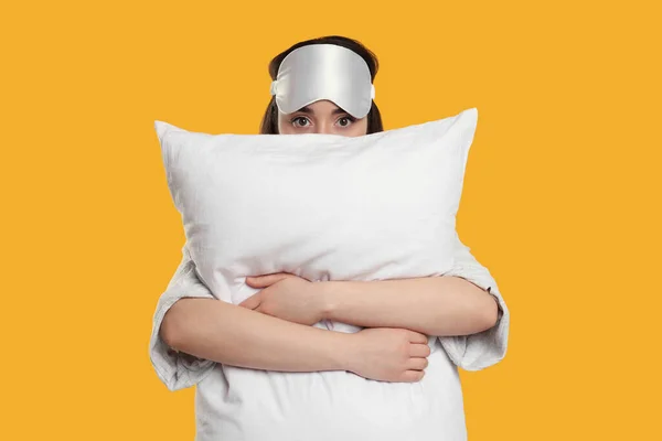 Втомлена Молода Жінка Маскою Сну Подушкою Жовтому Тлі Проблема Безсоння — стокове фото