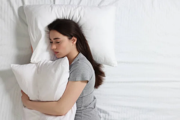 ベッドの上で不眠症に苦しんでいる若い女性 トップビュー テキストのスペース — ストック写真