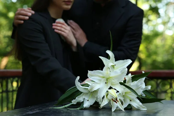 Lidé Blízko Bílých Lilií Náhrobku Hřbitově Detailní Záběr Pohřební Obřad — Stock fotografie