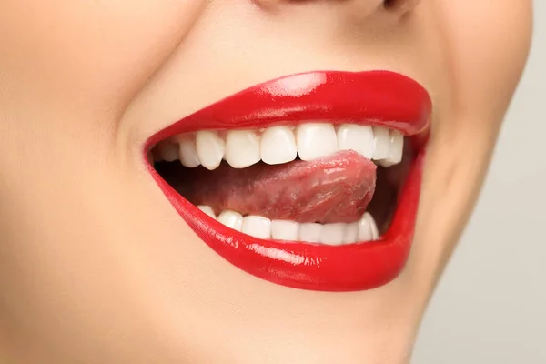 Woman Showing Her Tongue Light Background Closeup — Stock Photo, Image
