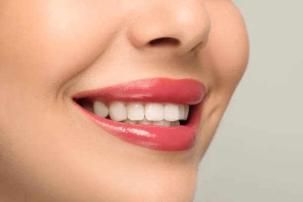 Uśmiechnięta Kobieta Zdrowymi Zębami Jasnym Tle Zbliżenie — Zdjęcie stockowe