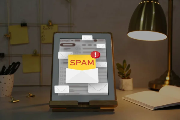 Spam Warnung Mail Software Umschlag Illustrationen Aus Tablet Display Auf — Stockfoto