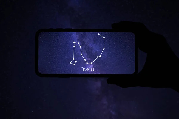 Donna Che Usa App Stargazing Sul Suo Telefono Notte Primo — Foto Stock
