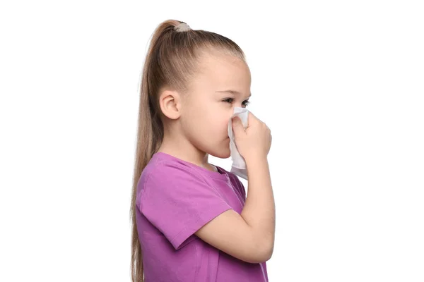 Nemocná Dívka Kouří Nos Tkáni Bílém Pozadí Chladné Příznaky — Stock fotografie