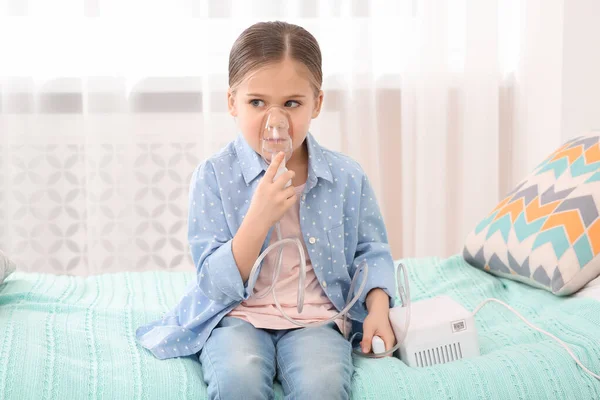 Menina Doente Usando Nebulizador Para Inalação Cama Casa — Fotografia de Stock