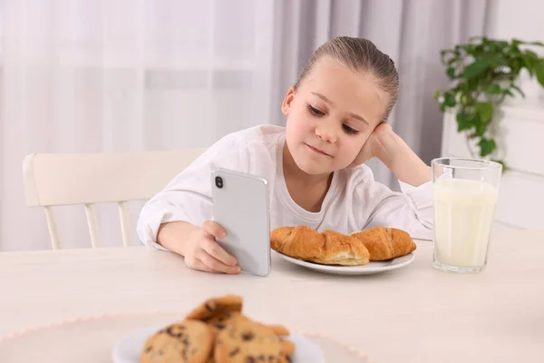 Kleines Mädchen Mit Smartphone Beim Frühstück Tisch Haus Internetsucht — Stockfoto