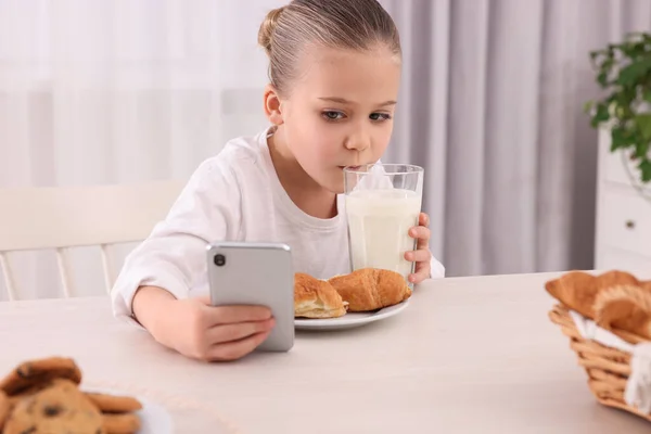 Kleines Mädchen Mit Smartphone Beim Frühstück Tisch Haus Internetsucht — Stockfoto