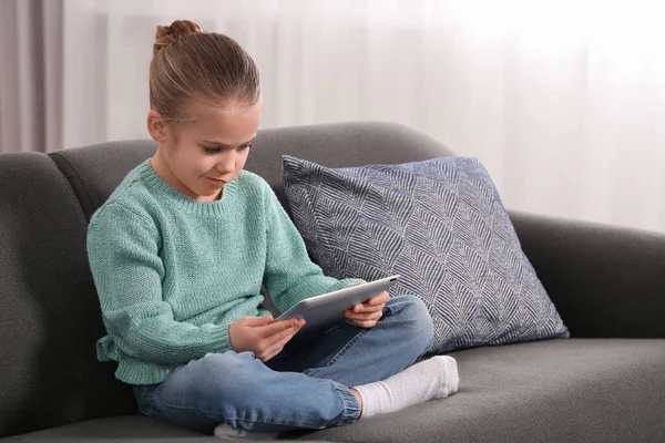 Fetița Care Folosește Tabletă Canapea Acasă Dependența Internet — Fotografie, imagine de stoc