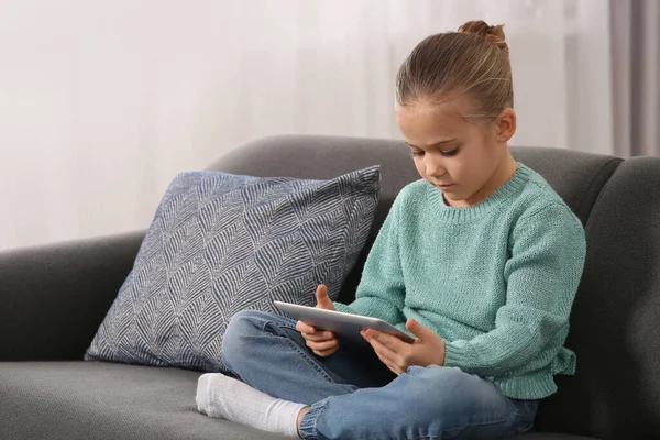 Bambina Che Usa Tablet Sul Divano Casa Dipendenza Internet — Foto Stock