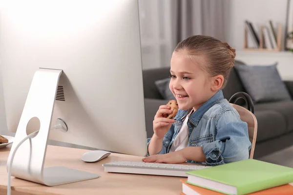 Menina Comendo Biscoito Usar Computador Mesa Quarto Vício Internet — Fotografia de Stock