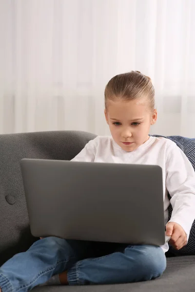 Mała Dziewczynka Używająca Laptopa Kanapie Domu Uzależnienie Internetu — Zdjęcie stockowe