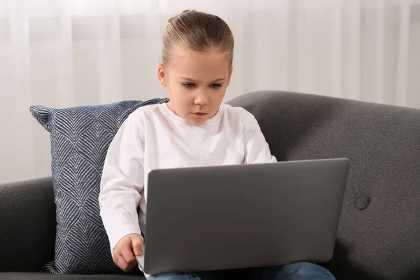 Mała Dziewczynka Używająca Laptopa Kanapie Domu Uzależnienie Internetu — Zdjęcie stockowe