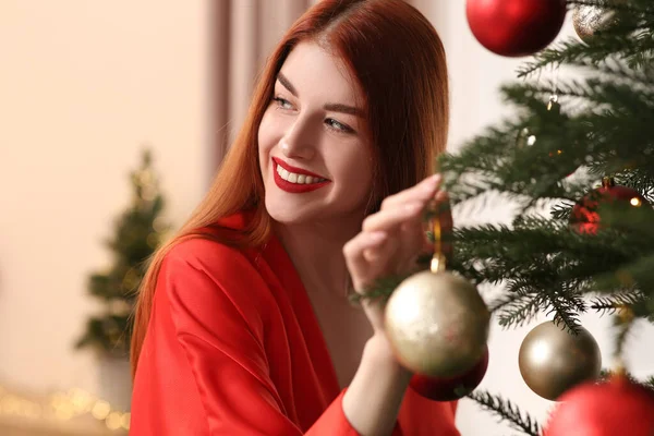 Evdeki Noel Ağacını Süsleyen Güzel Bir Kadın — Stok fotoğraf