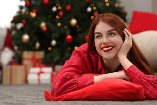 Evdeki Noel Ağacının Yanında Yerde Yatan Genç Güzel Bir Kadın — Stok fotoğraf
