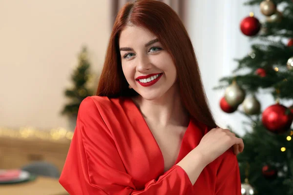 Evdeki Noel Ağacının Yanında Güzel Genç Bir Kadın — Stok fotoğraf