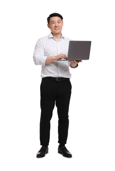白い背景を持つラップトップで働いている正式な服のビジネスマン — ストック写真