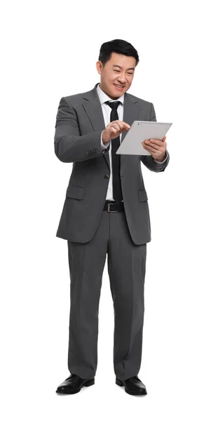 白い背景のタブレットを使用してスーツのビジネスマン — ストック写真