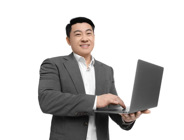 スーツ姿のビジネスマンが白地を背景にノートパソコンで働く — ストック写真