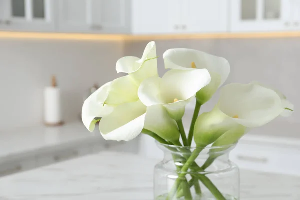 Glasvas Med Vackra Kalla Lilja Blommor Köket Närbild — Stockfoto
