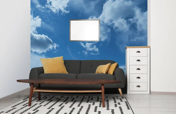 布置好的房间里 蓝天图案 墙纸上有云彩 漂亮的客厅 — 图库照片